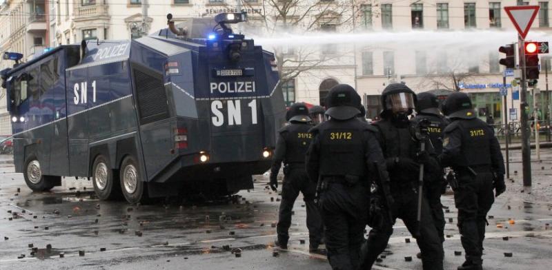  Wasserwerfer in Leipzig: Die Polizei sprach von etwa tausend linken Gegendemonstranten mit einem "starken Gewaltpotenzial".