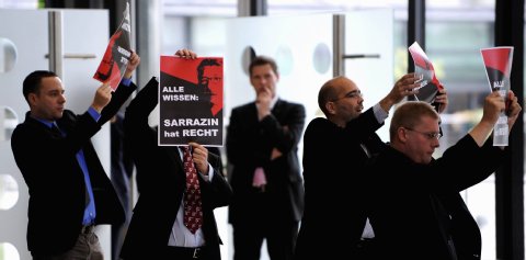 Wären gerne salonfähig: Abgeordnete der NPD im Sächsischen Landtag. Im Netz leugnen Parteimitglieder laut Antifa den Holocaust.