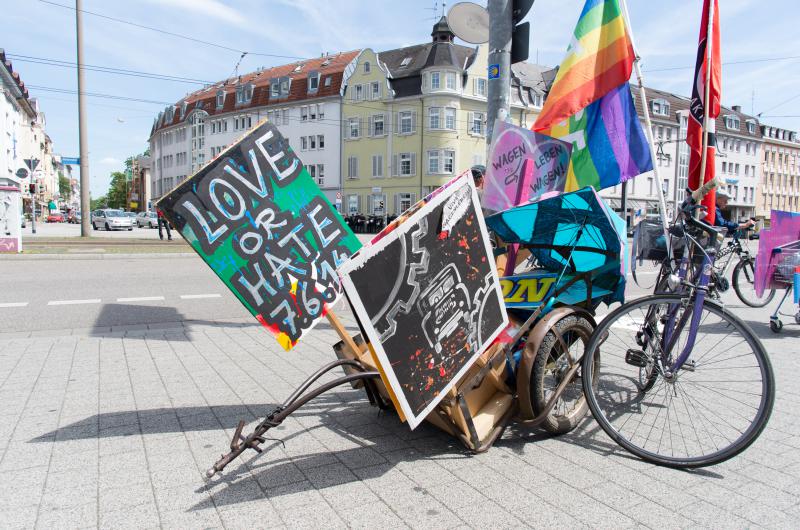 [FR] Love-or-Hate-Parade von Polizei weitgehend verhindert