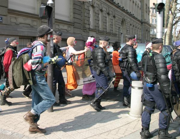 Les clowns relèvent la garde de la gendarmerie