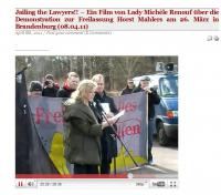 Dave Trick (hinter Banner, Mitte), Wolfram Nahrath (mit Zettel) und Pierre Boddin (am Banner rechtsaußen) während der Solidaritätskundgebung am 26.03.2011 vor der JVA Brandenburg