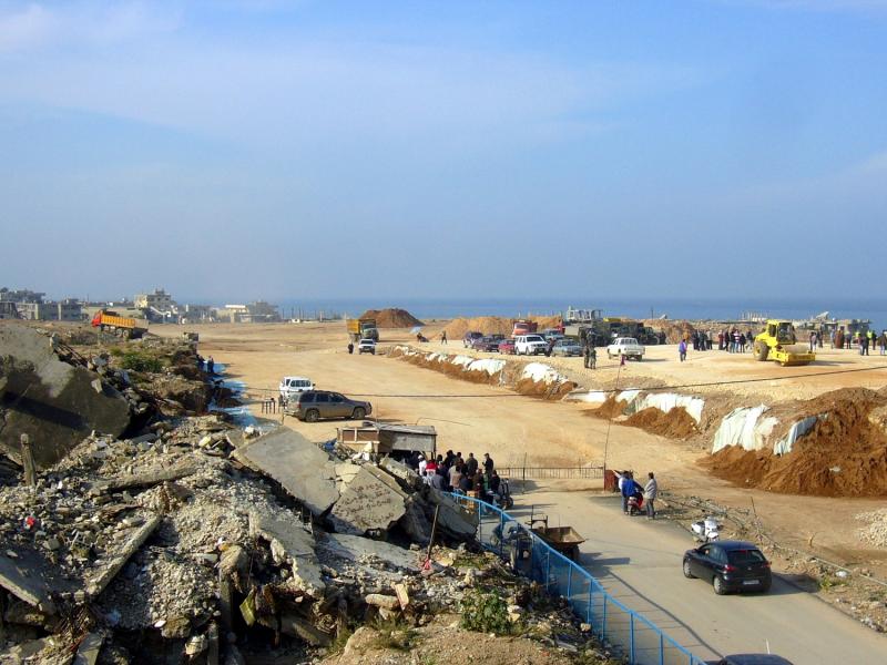 Libanesischer Checkpoint am Eingang zur Baustelle in Nahr al-Bared. Im Hintergrund rechts: Hier wird der erste Teil des Flüchtlingslagers wieder aufgebaut.