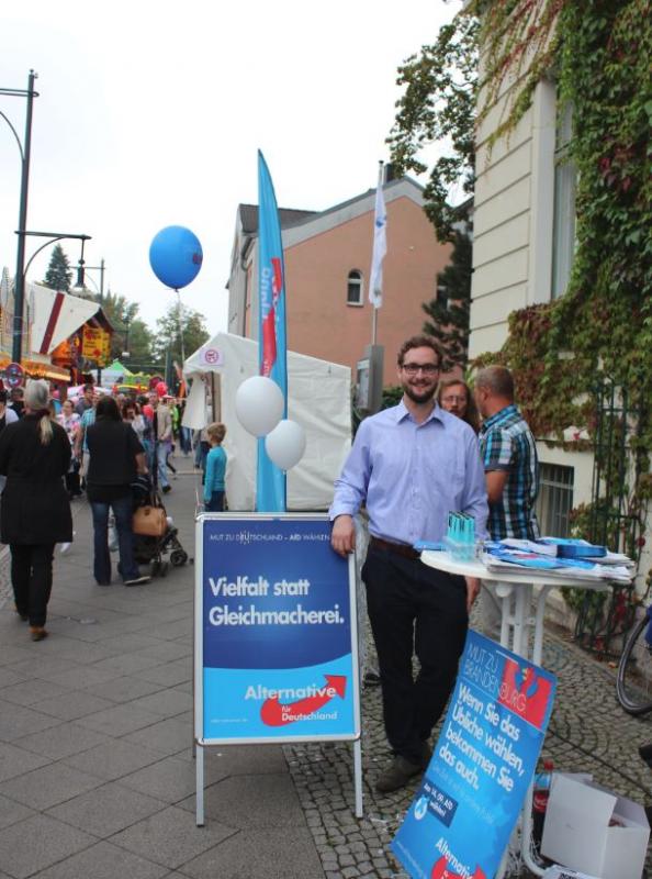 Frank Börner (hinten rechts im Bild) zusammen mit Herbert Mohr, dem Pressesprecher der AfD-Pankow, beim Fest an der Panke (Quelle: Facebook-Seite der AfD-Pankow, 15.09.2014)