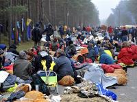 Kein richtiger Aufstand: Atomkraftgegner blockieren eine Straße in Gorleben. (Bild: AP)