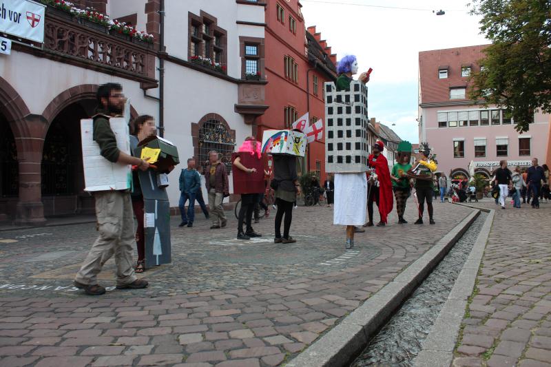 Leserunde auf dem Rathausplatz