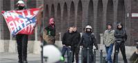 [5] - Nazis mit 'Anti-Antifa'-Südstaatenflagge am Rathaus Oberhausen