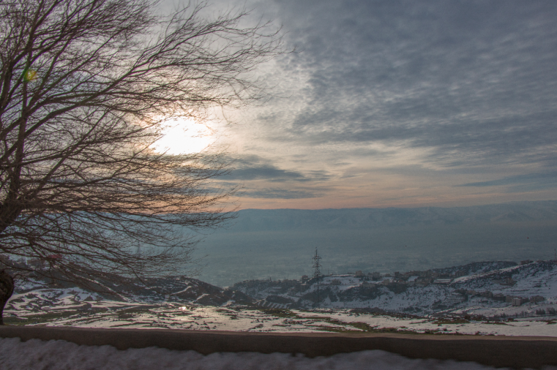 Die Bekaa-Ebene liegt in der ersten Morgensonne vor uns. Im Hintergrund ist die Bergkette zu sehen, welche den Libanon von Syrien trennt.