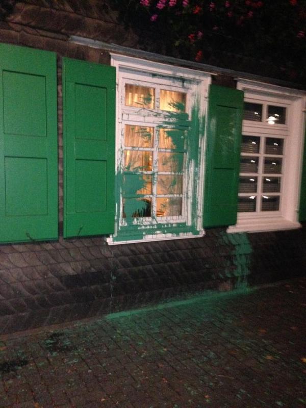  Gegen ein Fenster warfen die Unbekannten grüne Farbe. FOTO: Jörgens 