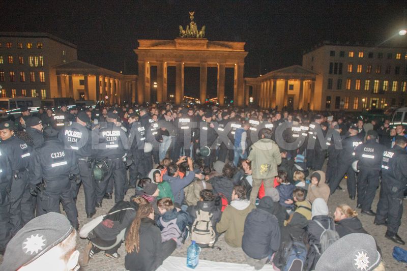 Die hungerstreikenden Flüchtlinge und einige Unterstützer_innen blieben dennoch vor Ort..