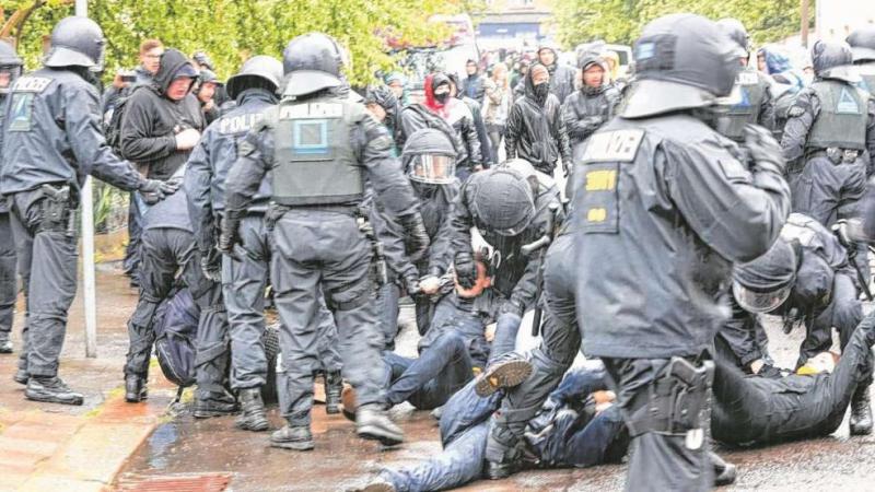 Gewaltsam geht die Polizei gegen Blockierer vor