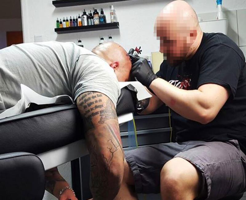 Hakenkreuz-Tattoo in Arbeit