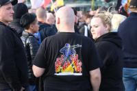 Zur Schau getragene Gewaltphantasien. Auf der Vorderseite des T-Shirts steht „Widerstand“. © apabiz