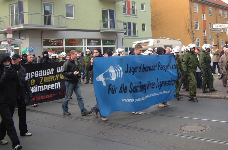 Harald Bankel trägt Leittransparent auf BASO Demo 2004