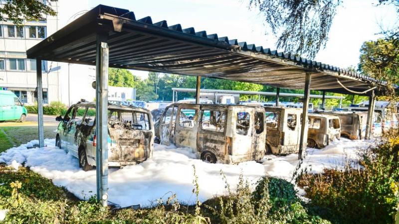 Die Überreste von Polizeiautos vor dem Standort einer Einsatzhundertschaft in Bielefeld. Sechs Einsatzfahrzeuge sind völlig zerstört worden. DPA