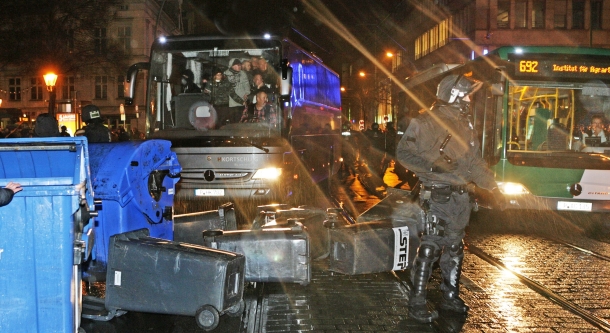 In der Charlottenstraße Ecke Friedrich-Ebert-Straße wurde der "Pogida"-Bus blockiert.