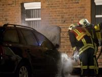 Die Feuerwehr löscht die Flammen am Auto von Maik Scheffler. Der Wagen des NPD-Landesvize war in der Nacht zu Ostersonntag in Delitzsch angezündet worden.