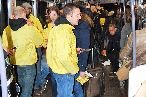 "Les Identitaires" - Patrouille in der Metro. - Propaganda