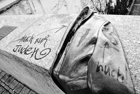 Antisemitische Schmiererei auf der Wiwili-Brücke in Freiburg