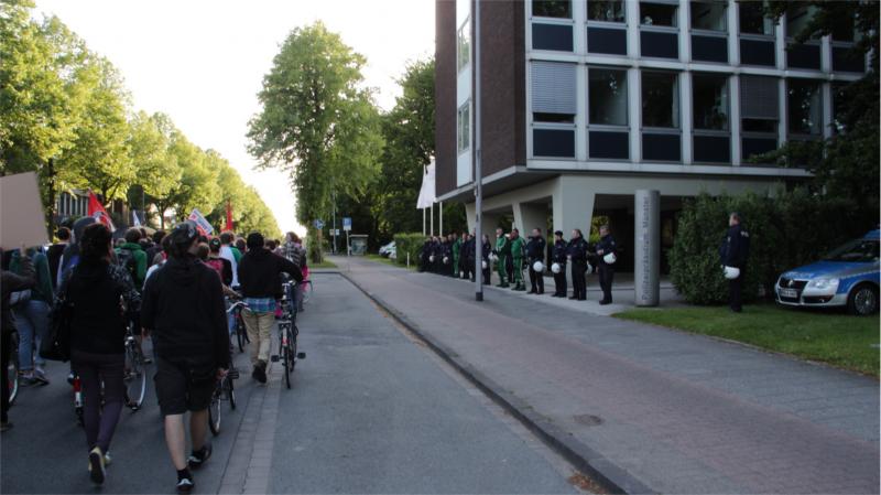 Demoende vor dem Polizeipräsidium