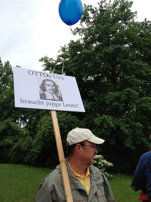 Die Proteste richten sich gegen die geplanten Sparpläne der Landesregierung im bereich der Hochschulen und Universitäten.