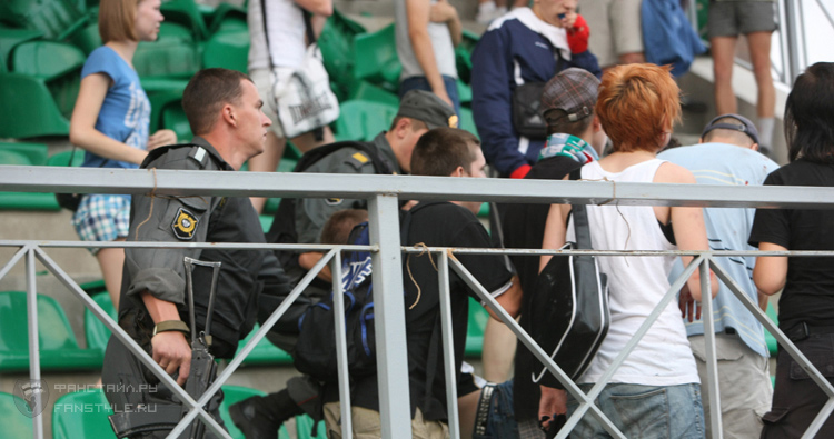 Polizisten im Stadion der OMON Einheit