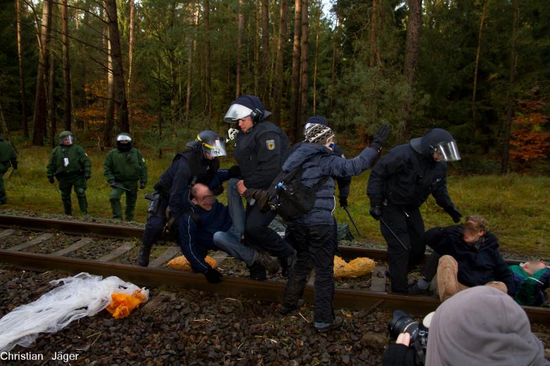 CRS-Cop trägt einen Demonstrierenden weg