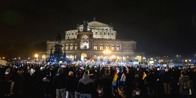 Teilnehmer der Demonstration sammeln sich an der Semperoper in Dresden.