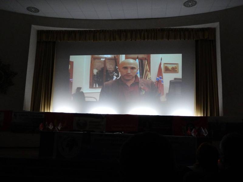 Graham Phillips, ein wichtiger Verklärer des „Antifaschistischen Noworossija“ und seit kurzem Mitglied der rechtsextremen UKIP,  spricht via Skype auf dem „Vierten Internationalen Antifaschistischen Kongress“ 