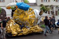 Als Käfer verkleidete kosmische Ratte, die sich „Huhn“ nannte