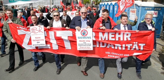 Tausende demonstrierten in Nürnberg für mehr soziale Gerechtigkeit. 