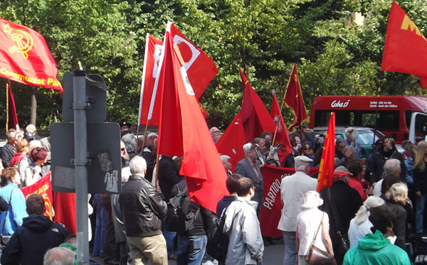 Vor dem Karl-Liebknecht-Haus