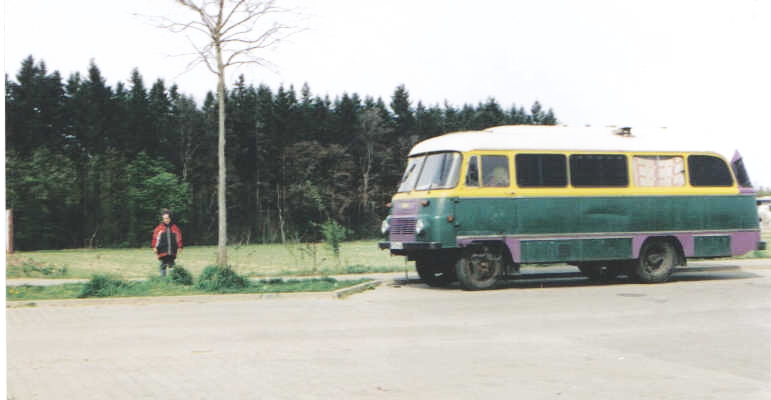 Wagenbewohner in der Sackgasse im Gewerbegebiet Haid 2001.