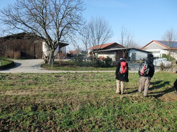 Ein Acker und unsere Hofstelle im Hintergrund