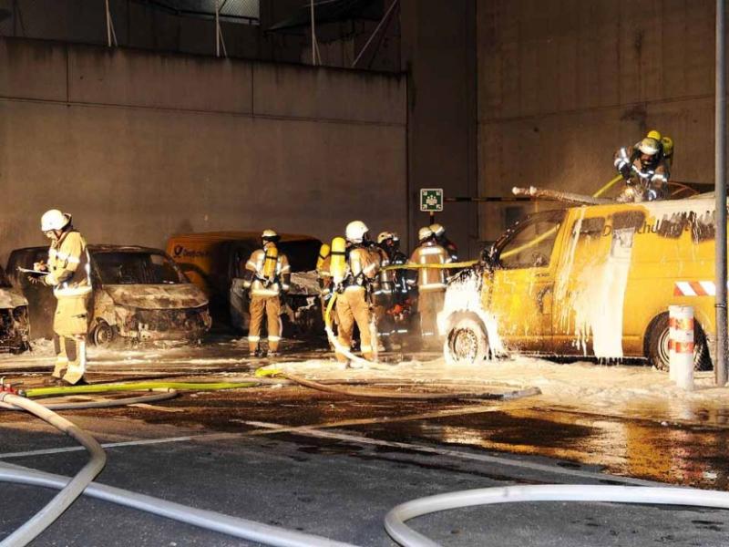 Die Feuerwehr war zwei Stunden auf dem Hinterhof-Parkplatz im Einsatz