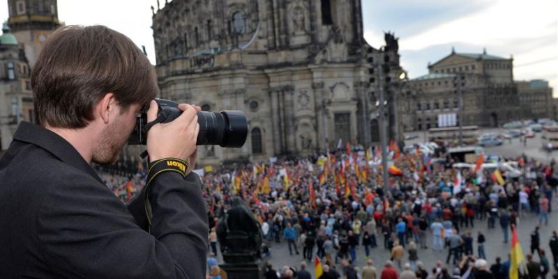 Menschen statt Bäume zählen: Matthias Schuh studiert eigentlich Forstwirtschaft. Nun erfasst er mit seiner Digitalkamera jeden Montag die Pegida-Demonstranten und erzielt damit sehr genaue Ergebnisse. 