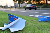 Umgeknickte Banner an der Heinrich-Nordhoff-Straße: Vandalismus oder instabile Konstruktion?