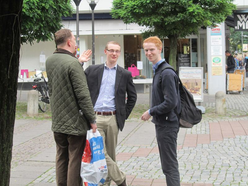 Drei Rassisten, die beiden rechts wohl schon am Vortag in der Nähe einer Antifa-Kundgebung zu sehen