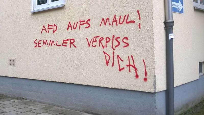 Eine Schmiererei am Haus eines AfD-Mitglieds in München.