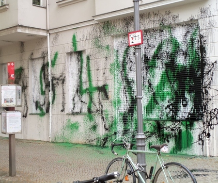 Farbanschlag auf das Quartiersmanagement in der Schillerpromenade