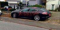 „Bonzensau“ sowie Hammer und Sichel prangen auf diesem Porsche.