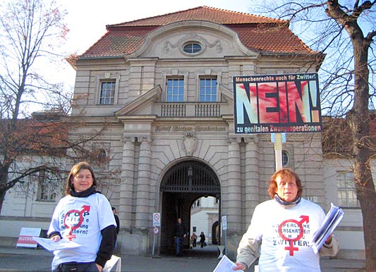 Friedlicher Protest vor dem "Campus Virchow Klinikum" der "Charité", Berlin 11-11-2011