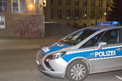 Autonomen-Bande demoliert Rathaus - 1