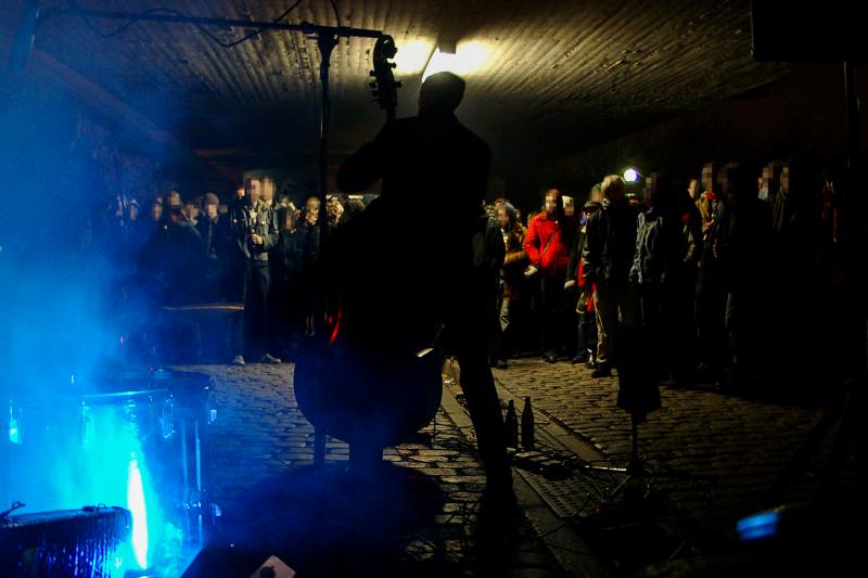 22.02.2004, Erneut wurde ein Konzert aus der mit Veranstaltungsverbot belegten KTS in den öffentlichen Raum verlegt, zwei Bands spielten vor 500 Menschen auf dem Stühlinger Kirchplatz.