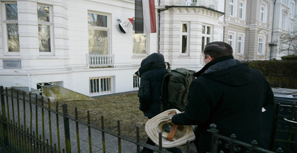 Mensur-Ausrüstung für das Säbelfechten auf den nackten Oberkörper wird ins Haus getragen.