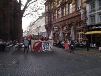 ... vorbei an einem Infostand der Polizei: "Nazis morden, der Staat schaut zu, das ist die Geschichtes des NSU!" ...