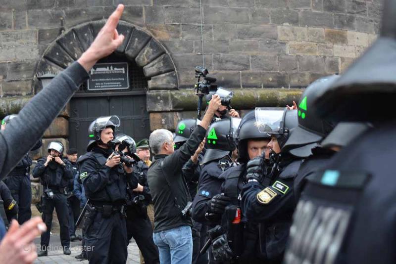 6 - Nur ein energischer Polizeieinsatz konnte verhindern, dass ein kurdischer Imbiss angegriffen wurde - von Demonstranten, die angeblich für "Frieden" und "gegen Terrorismus" auf die Straße gingen