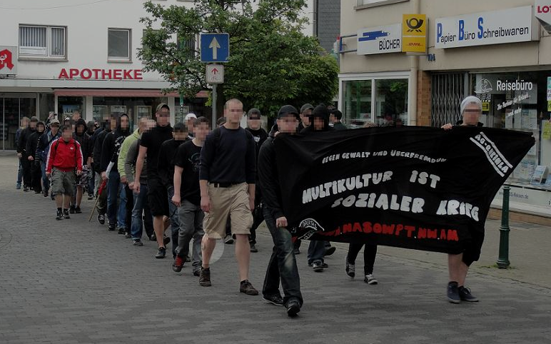 Lasse Femers beim Naziaufmarsch in Radevormwald; unschwer zu erkennen am Tattoo an der linken Wade.