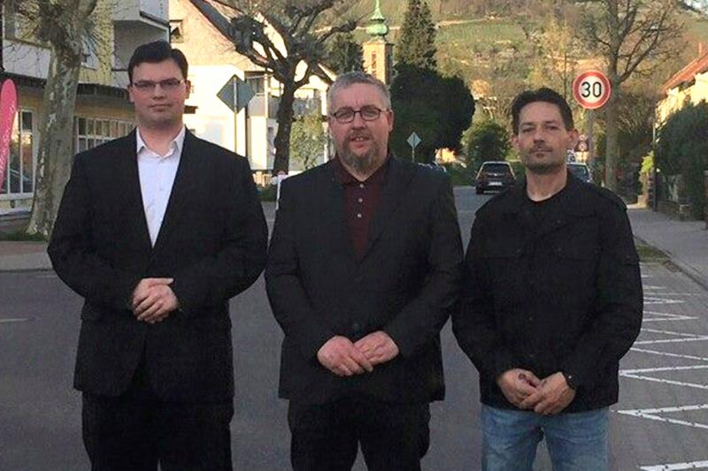 Jan Jaeschke (NPD-Kreisvorsitzender Rhein-Neckar), Alexander Neidlein (NPD-Landesvorsitzender) und Arthur Sitarz im April 2015 (v.l.)