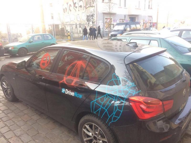 Schmierereien auf Autos in der Rigaer Straße.Foto: Felix Hackenbruch