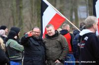 Nico Tews vom "Bürgerbündnis Deutschland" (links) und Michel Müller (rechts, Landesorganisationsleiter der NPD Brandenburg) posieren gemeinsam am 27.02.2016 in Schönwalde-Glien (Foto: Presseservice Rathenow)